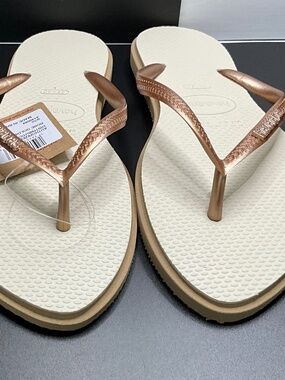 Havaianas Slim Point Slippers in Rose Gold/Beige. NWT. Multiple Sizes